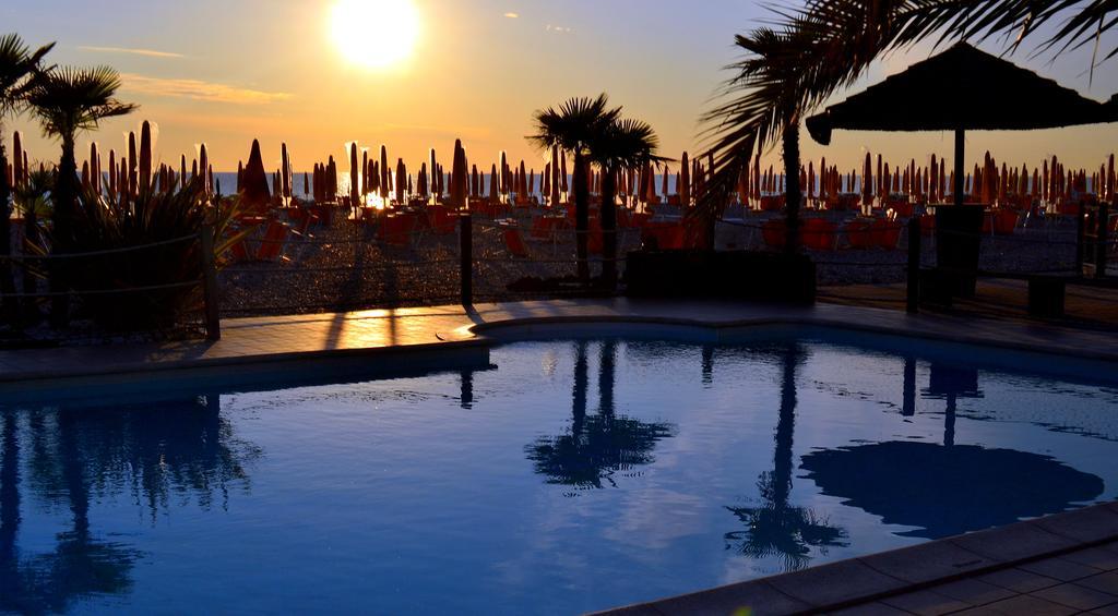 Hotel Paradise Фано Екстер'єр фото
