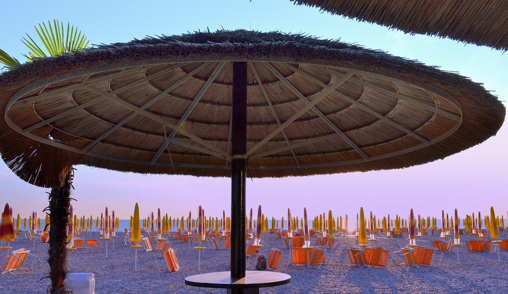 Hotel Paradise Фано Екстер'єр фото