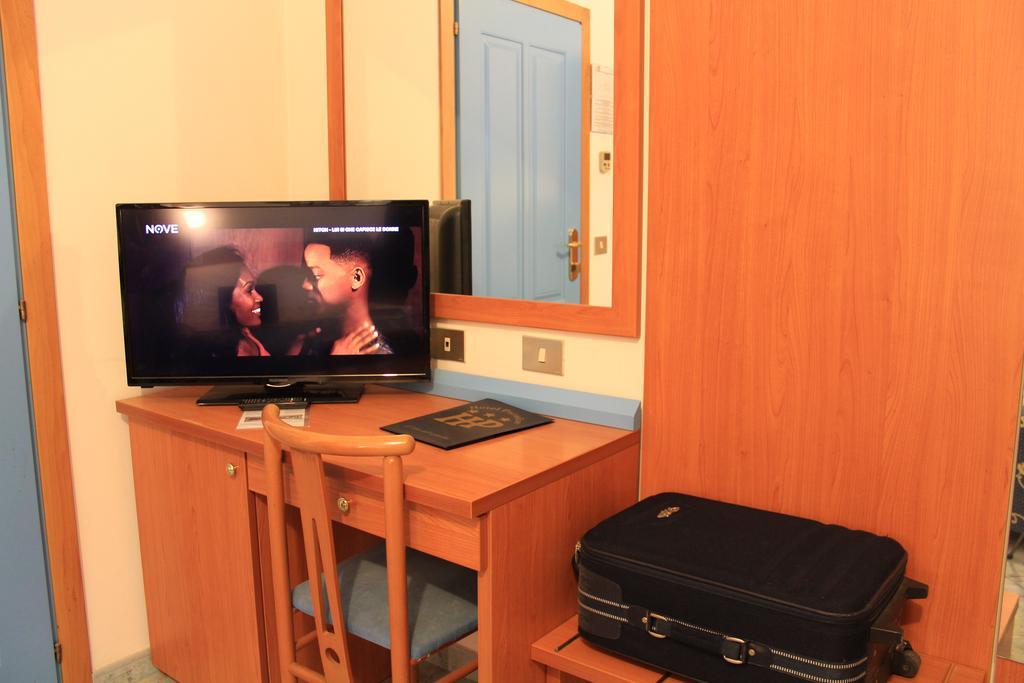 Hotel Paradise Фано Екстер'єр фото