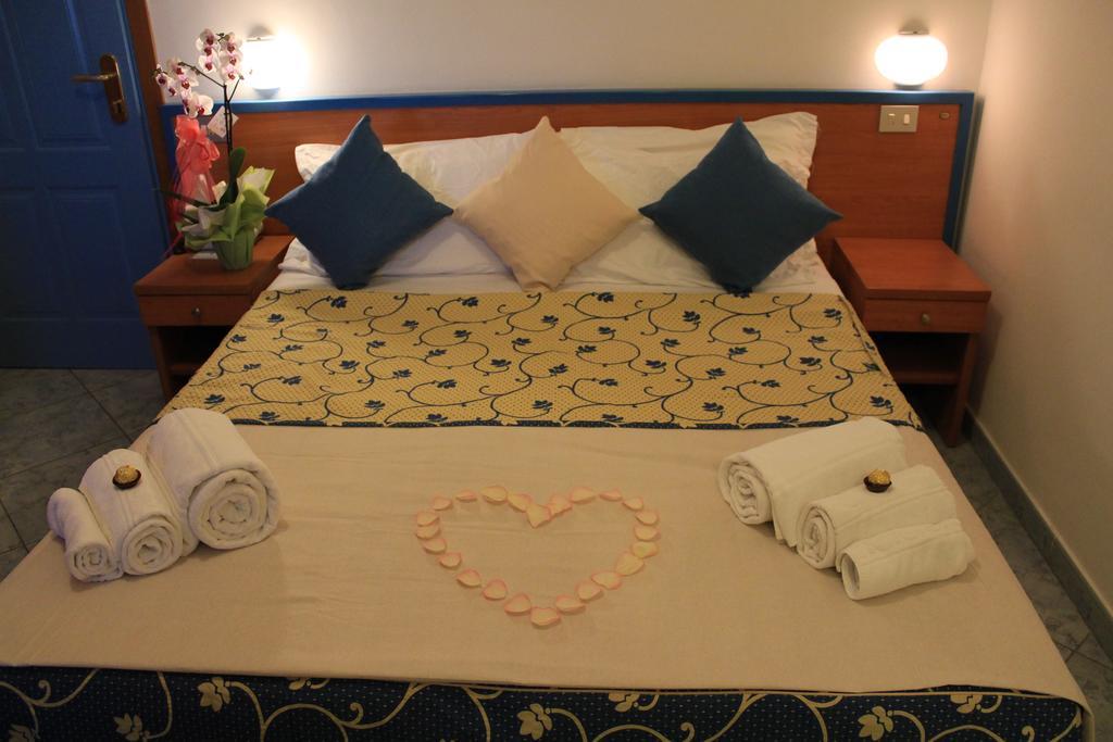 Hotel Paradise Фано Екстер'єр фото