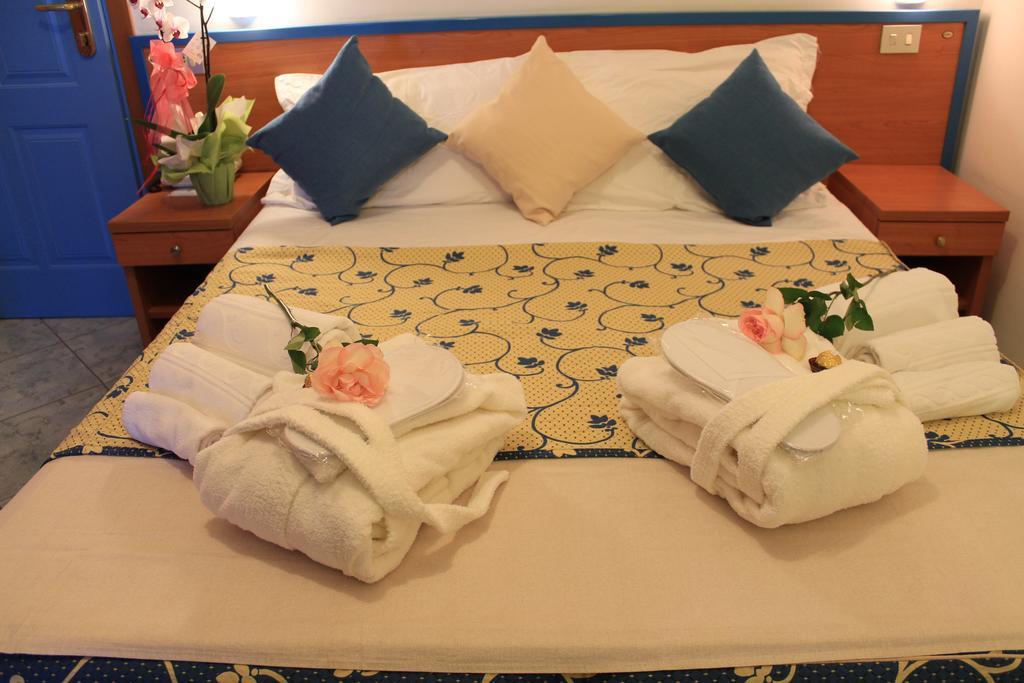 Hotel Paradise Фано Екстер'єр фото