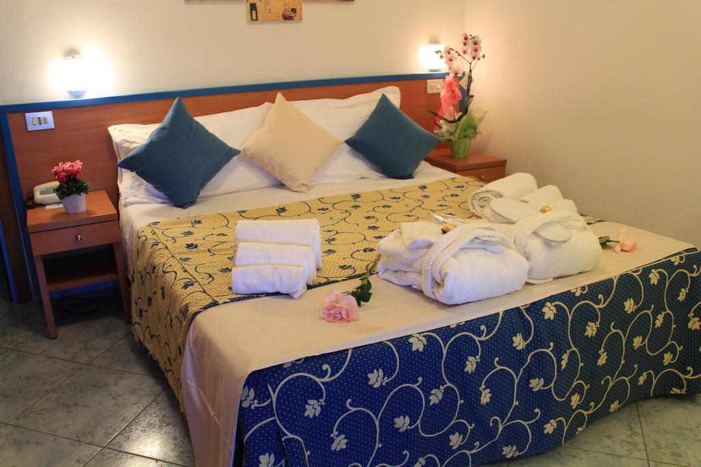 Hotel Paradise Фано Екстер'єр фото