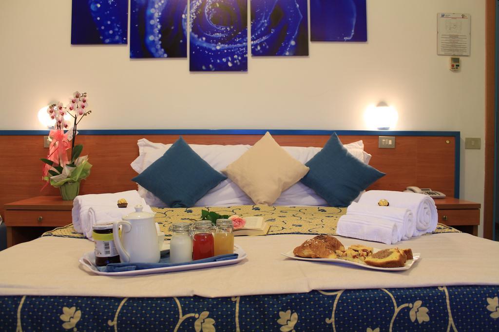 Hotel Paradise Фано Екстер'єр фото